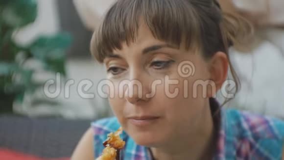 在日本餐馆的露天平台上一位漂亮的年轻白种人正在吃天妇罗虾视频的预览图