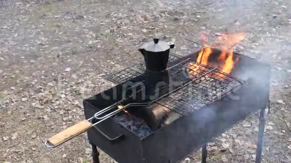 在烤架里烧火在火上准备咖啡视频的预览图