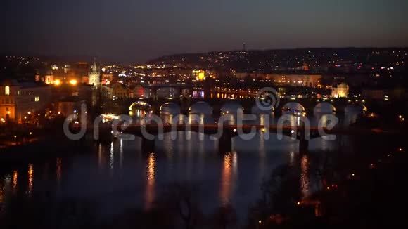 布拉格城市夜晚的维塔瓦河和桥梁全高清画面视频的预览图