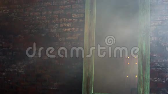 砖墙在烟雾中视频的预览图