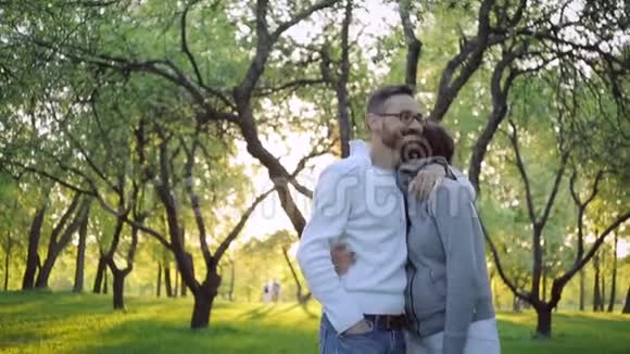 夫妻在公园里拥抱和亲吻快乐视频的预览图
