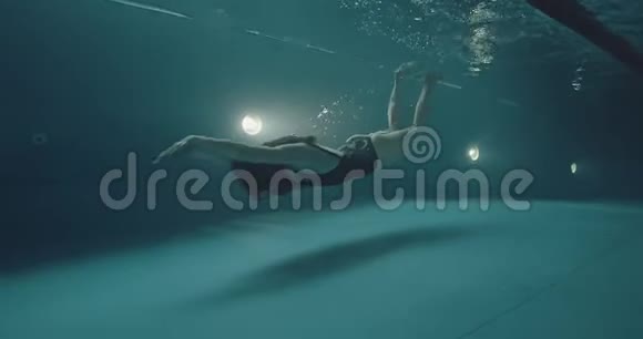 业余女游泳运动员海豚技术视频的预览图