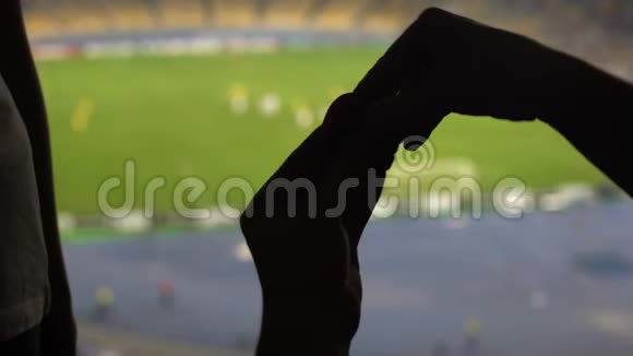 在足球比赛中男人建议他的女士结婚时带上订婚戒指视频的预览图