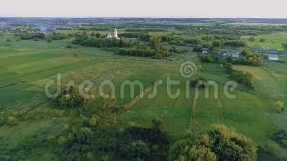 俄罗斯乡村教堂航空录像04视频的预览图