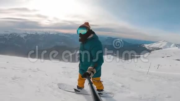 Freeride滑雪板在积雪的斜坡上滚动视频的预览图