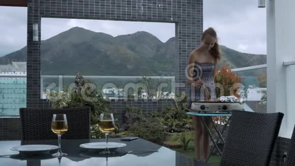金发女郎在屋顶露台上烧烤肉视频的预览图