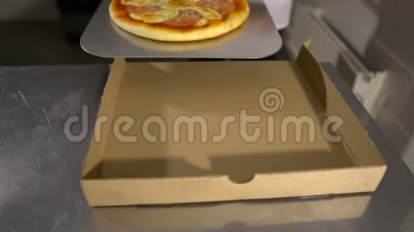 把披萨放进纸板箱里从顶部看披萨外卖视频的预览图