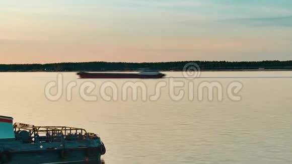 船在日落时漂在河上时间间隔视频的预览图