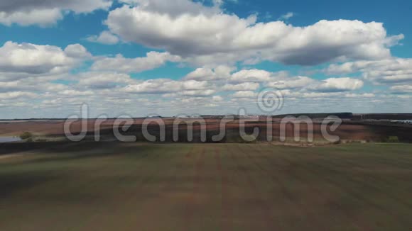 在种植季节开始时拖拉机在田间犁地照相机正飞过田野视频的预览图