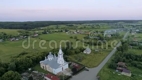 俄罗斯乡村教堂航空录像07视频的预览图