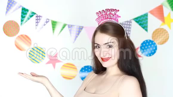 派对生日快乐为庆祝做装饰那个有趣的女孩微笑着展示手的共空间年轻快乐的肖像视频的预览图