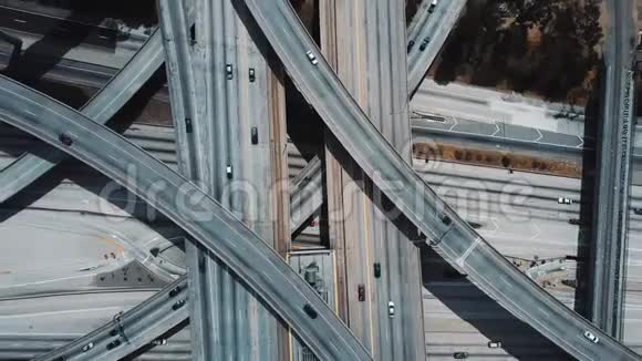 无人机快速上升和旋转在洛杉矶的大型公路交叉口汽车在多个天桥上视频的预览图