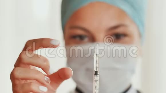 一位女医生准备一个注射器来打针视频的预览图