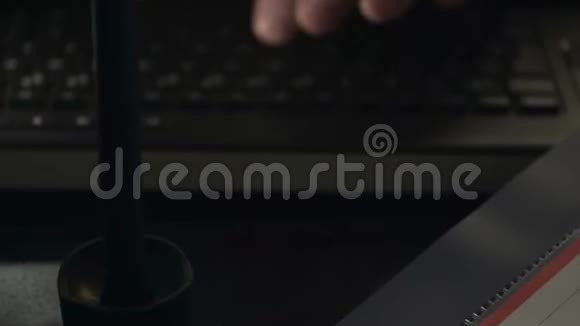 模糊的电影手在黑色键盘上打字视频的预览图