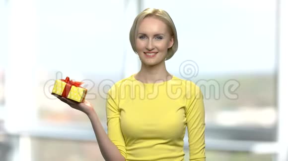 漂亮的女士手掌上有礼品盒视频的预览图