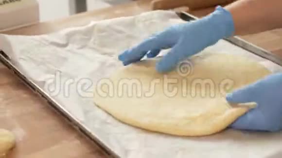 意大利咖啡馆里的披萨面团躺在纸盘上烤视频的预览图