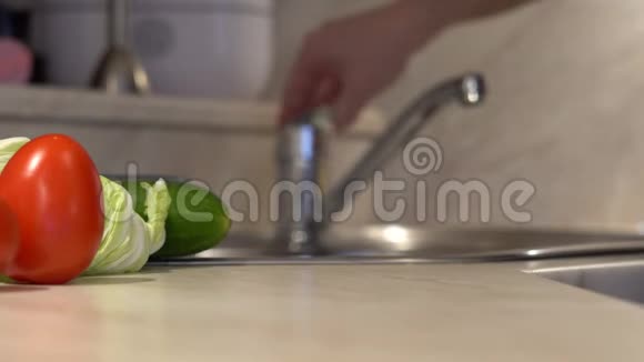 男人在做纯素菜之前先洗白菜视频的预览图