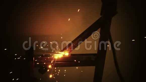 焊接工作工业区和火花视频的预览图