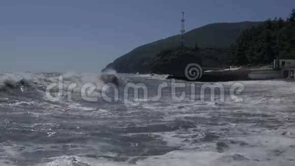 海上风暴大浪在沙滩上破碎视频的预览图