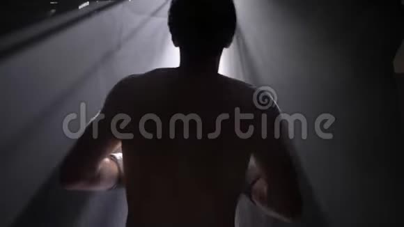 赤裸上身的拳击手在黑暗的房间里等待准备打一场大仗视频的预览图