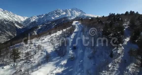 在白雪皑皑的群山中德隆脱下了一辆孤独的汽车视频的预览图