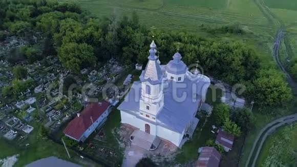 俄罗斯村庄教堂航空录像05视频的预览图