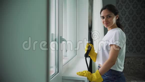 窗户的专业清洁用专用洗涤剂洗窗家庭主妇或清洁女工视频的预览图