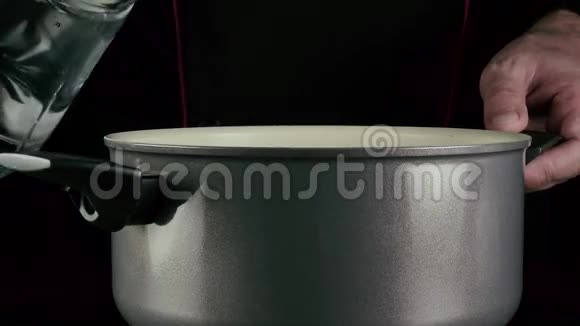 厨师把水倒进锅里视频的预览图