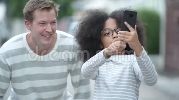 年轻可爱的非洲女孩非洲头发年轻的斯堪的纳维亚人一起在户外的街道上视频的预览图