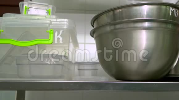 一个工业厨房用具关闭视频的预览图