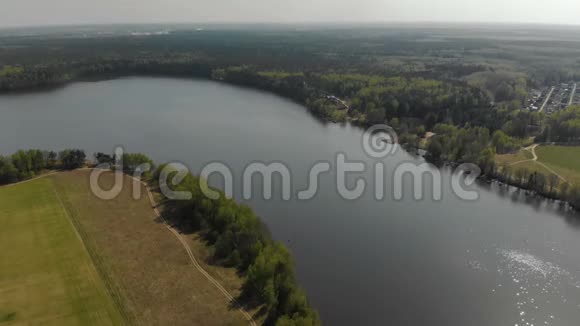 夏季河流景观从山顶俯瞰大自然的美丽全景视频的预览图