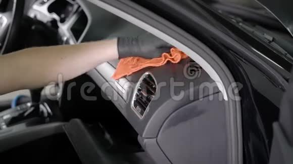 男子用布擦拭汽车控制面板清洗车内表面污垢视频的预览图