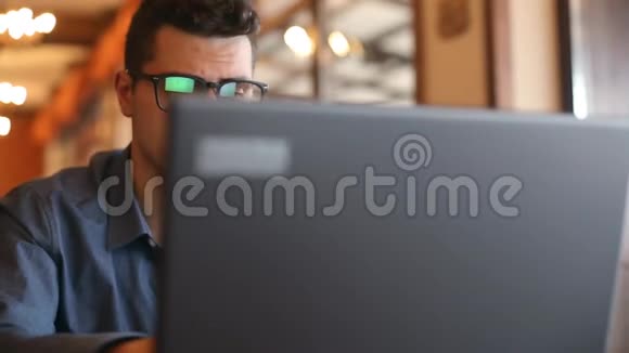 人眼镜中笔记本显示器屏幕的反射年轻白种人自由职业者商人工作和视频的预览图