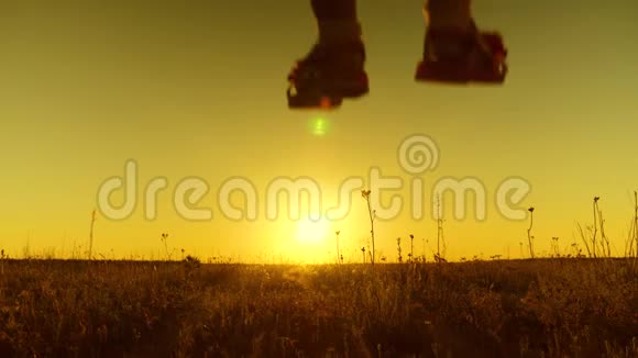 爸爸和妈妈牵着宝宝的手在金色的夕阳下穿过田野视频的预览图