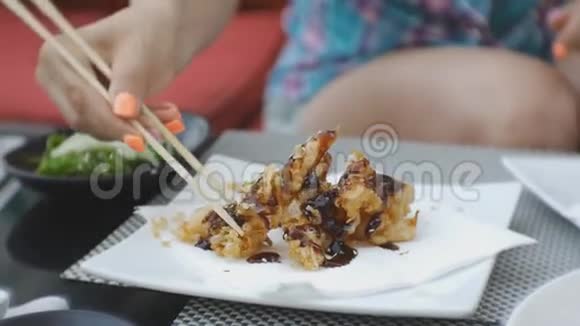 尝试日本料理的女人有魅力的年轻白种人女人的特写镜头咬着炸天妇罗虾视频的预览图