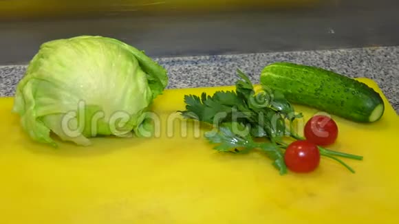 沙拉用的蔬菜放在桌子上视频的预览图