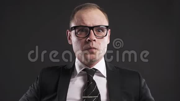穿西装戴眼镜的严肃商人老板惩罚你视频的预览图