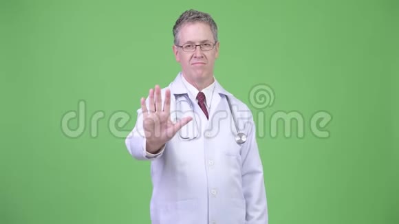 严肃成熟男医生停止手势的画像视频的预览图