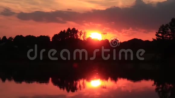 视频时光流逝湖面上火红的日落视频的预览图