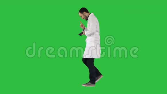 在绿色屏幕上走着迷人的笑医生色度键视频的预览图