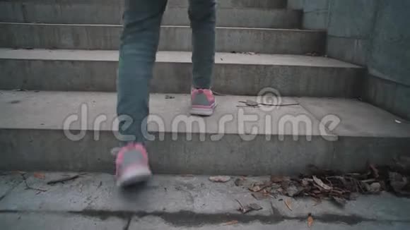孩子站在城市公园的石阶上视频的预览图