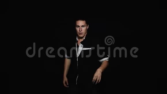 迷人的黑色衬衫男士正在镜头前积极跳舞视频的预览图