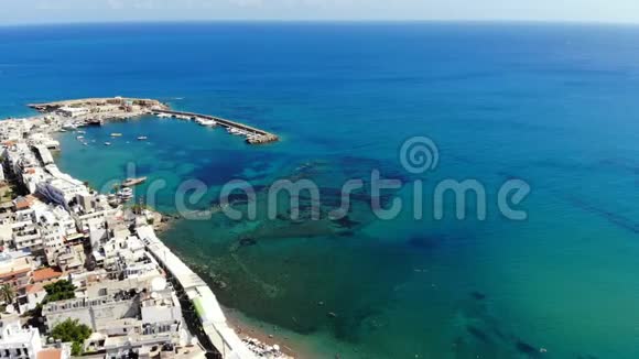 地中海蓝色海域的空中全景海岸和带白色房屋的拖车希腊视频的预览图