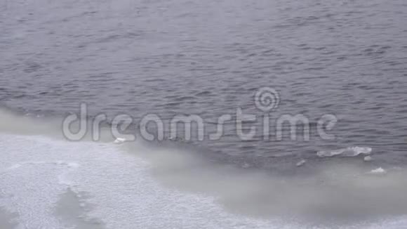 冬天融化的河流有冰块特写水视频的预览图