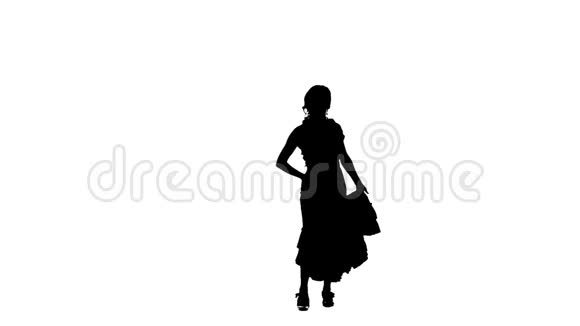 女孩是阿根廷弗拉门戈的煽动性舞蹈白色背景剪影慢动作视频的预览图