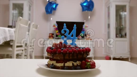 带水果和巧克力的生日蛋糕视频的预览图