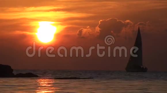 帆船在日落时行驶视频的预览图