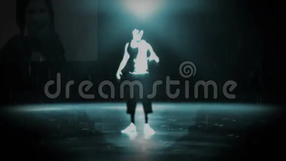 一个舞者在女子拳击场上打破一些动作然后一个男人旋转一个足球视频的预览图