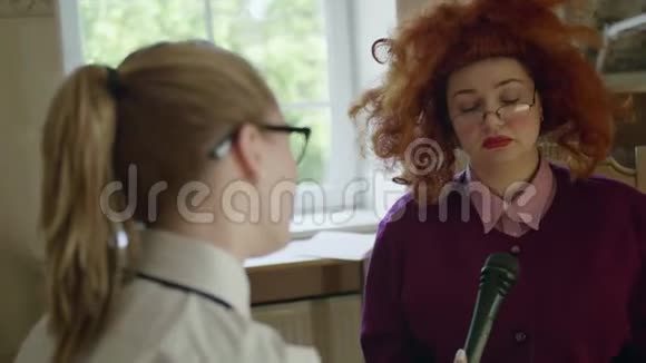 穿着红色假发接受麦克风采访的搞笑无聊女人视频的预览图