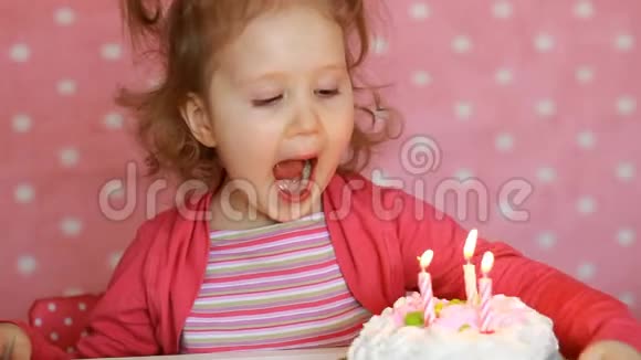 有趣的快乐孩子在聚会上吹灭生日蛋糕上的蜡烛可爱的小女孩儿童假期概念3视频的预览图